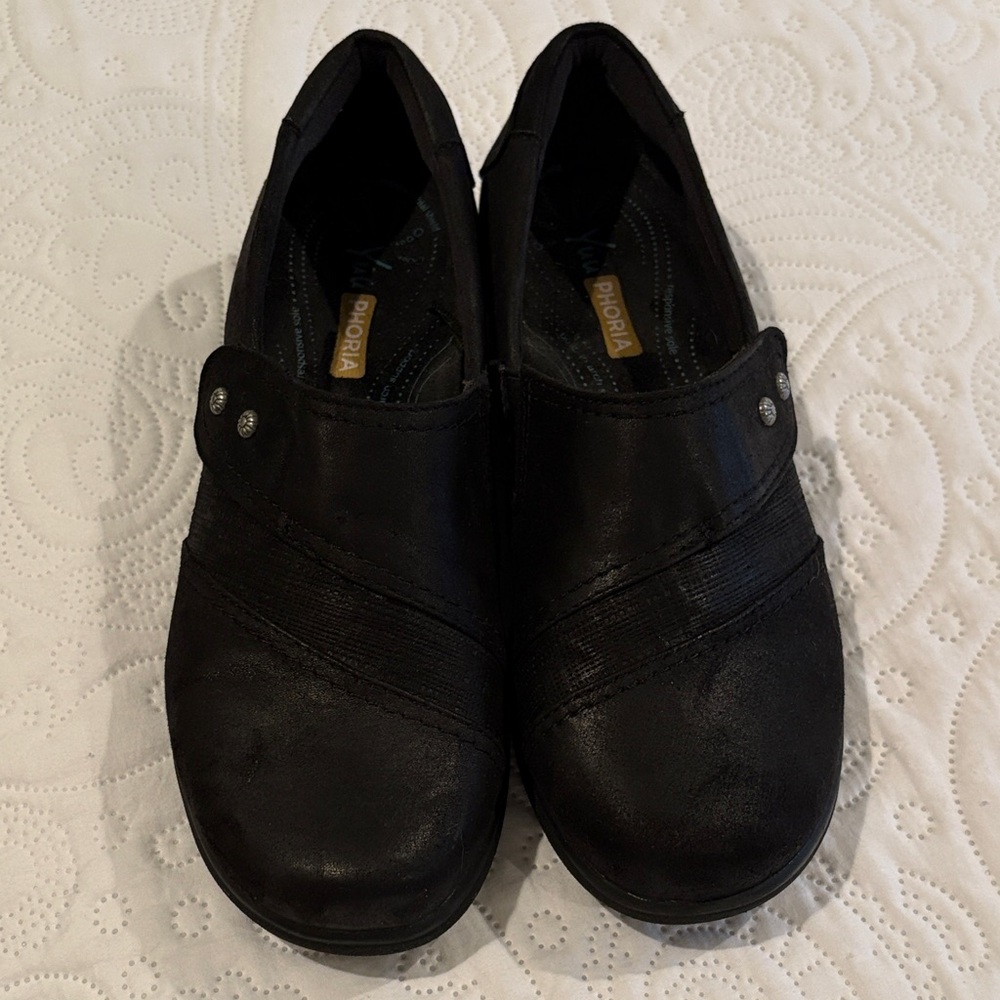 Yuu Black Slip-On Comfort Loafers
